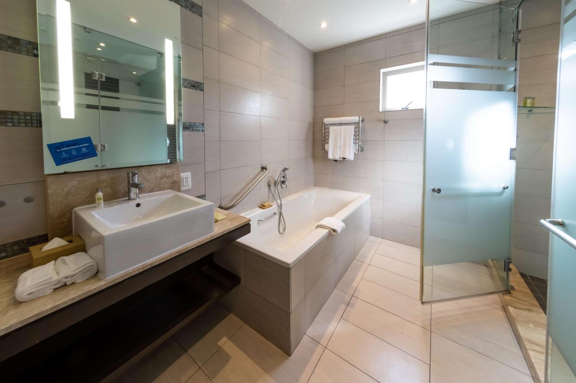 Doubletree By Hilton Cape Town Upper Eastside Ξενοδοχείο Εξωτερικό φωτογραφία